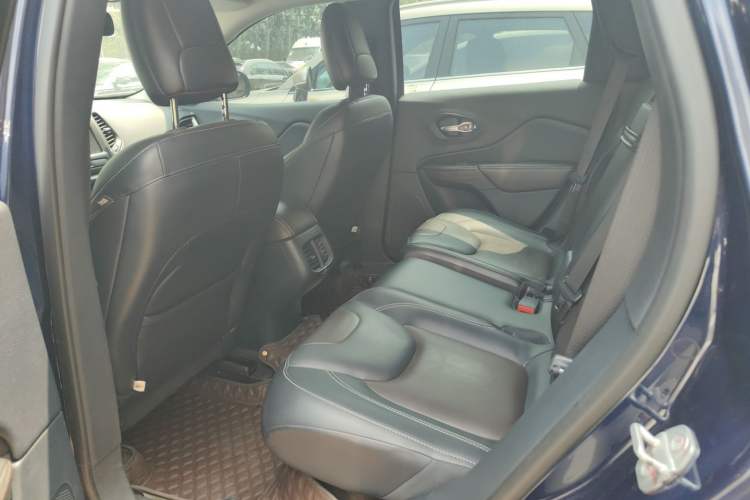 Used Jeep Cherokee 2016 2.4L Professional Smart Version Interior 1
