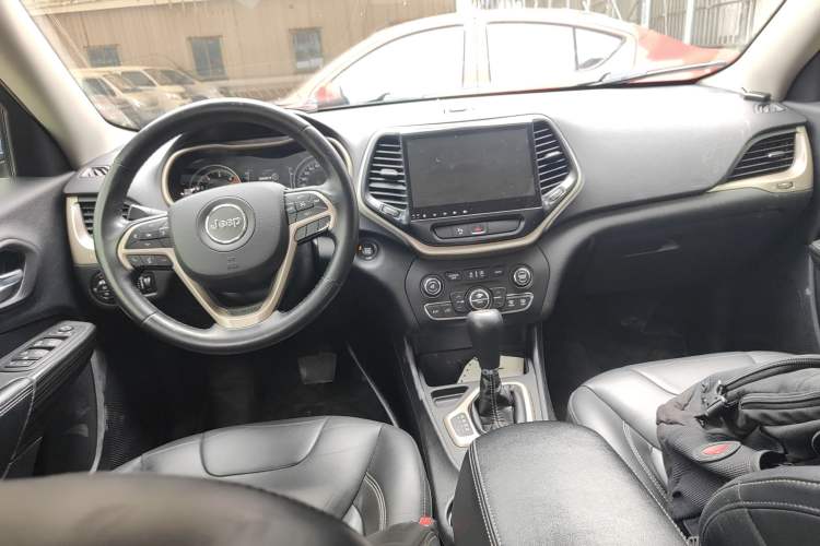 Used Jeep Cherokee 2016 2.4L Leading Edition Interior 2