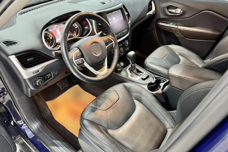 Used Jeep Cherokee 2016 2.4L Superior Edition Interior 2