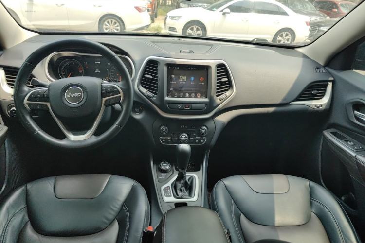 Used Jeep Cherokee 2016 2.4L Professional Smart Version Interior 2