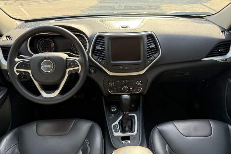 Used Jeep Cherokee 2016 2.4L Professional Smart Version Interior 2