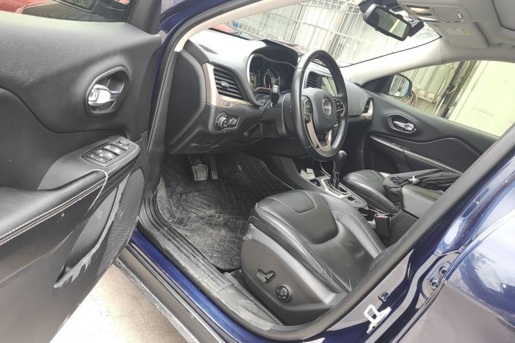 Used Jeep Cherokee 2016 2.4L Leading Edition Interior 3