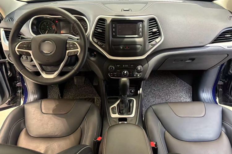 Used Jeep Cherokee 2016 2.4L Leading Edition Interior 3