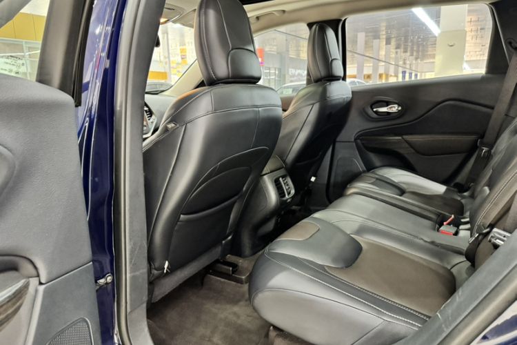 Used Jeep Cherokee 2016 2.4L Superior Edition Interior 3