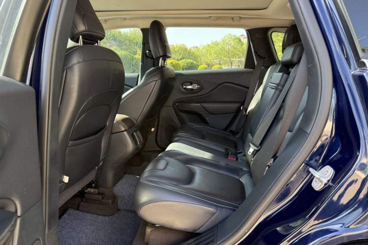 Used Jeep Cherokee 2016 2.4L Professional Smart Version Interior 3