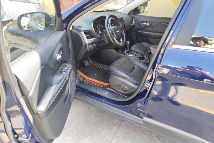 Used Jeep Cherokee 2016 2.4L Leading Smart Version Interior 3