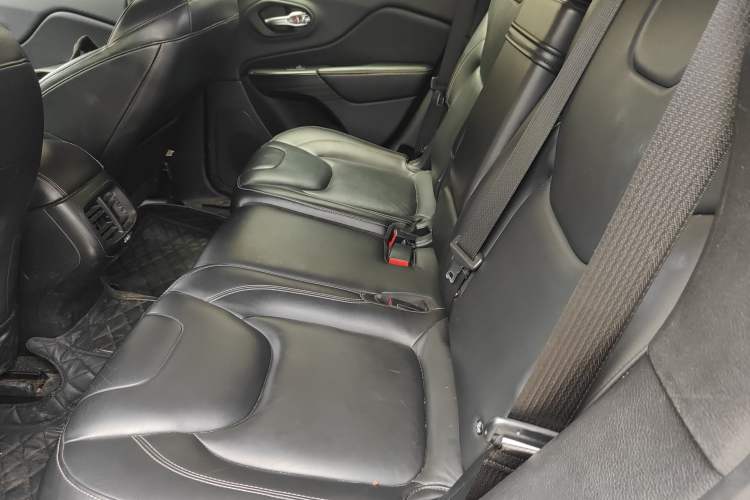 Used Jeep Cherokee 2016 2.4L Leading Edition Interior 4