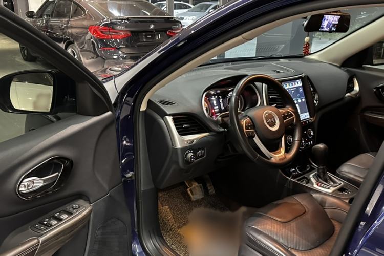 Used Jeep Cherokee 2016 2.4L Leading Edition Interior 4