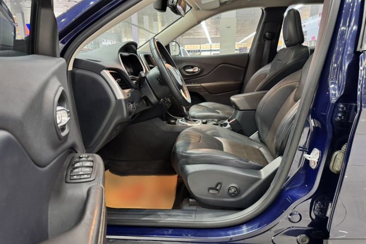 Used Jeep Cherokee 2016 2.4L Superior Edition Interior 4