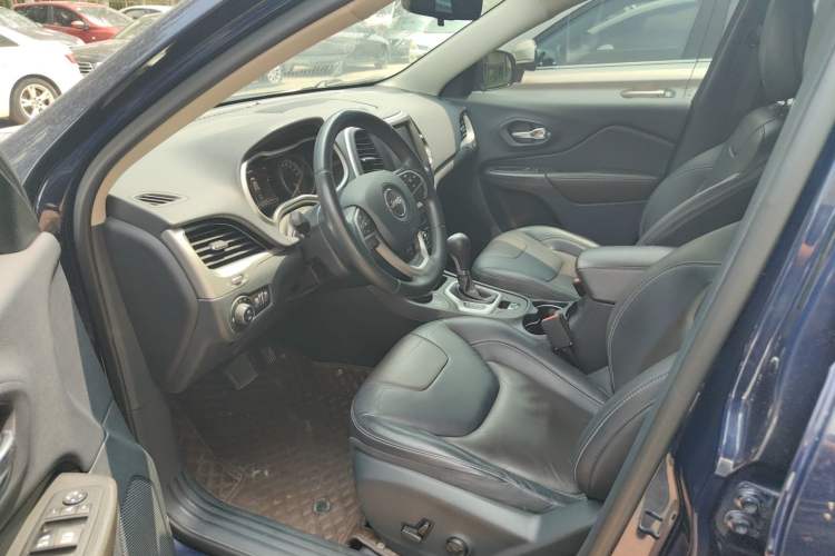 Used Jeep Cherokee 2016 2.4L Professional Smart Version Interior 4
