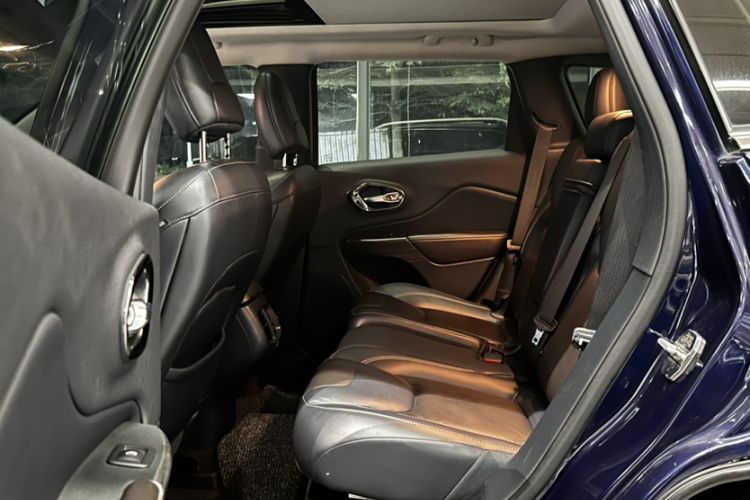Used Jeep Cherokee 2016 2.4L Leading Edition Interior 5
