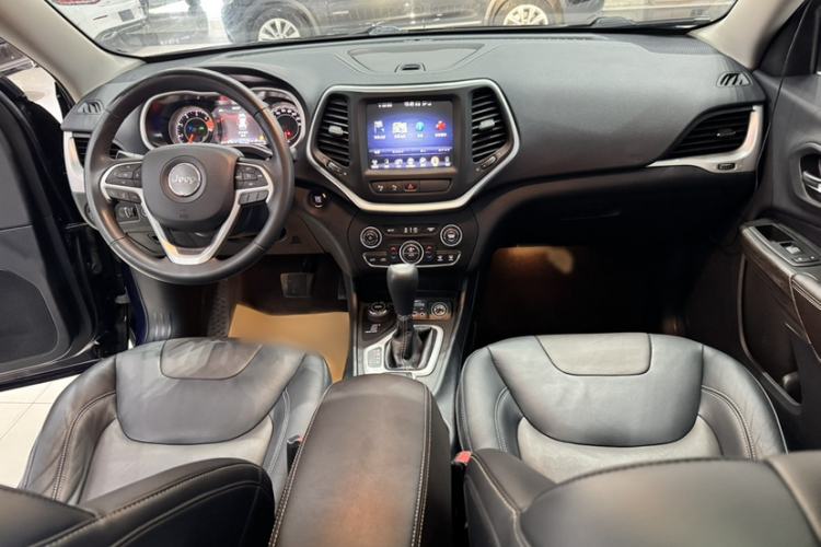 Used Jeep Cherokee 2016 2.4L Superior Edition Interior 5