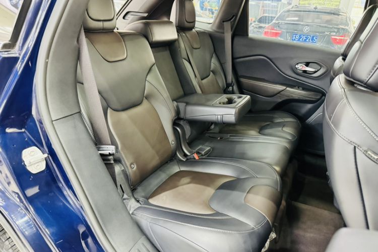 Used Jeep Cherokee 2016 2.4L Superior Edition Interior 6