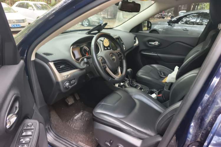 Used Jeep Cherokee 2016 2.0L Superior Edition Left Front Seat