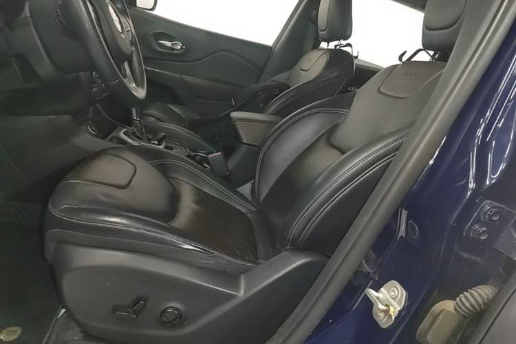 Used Jeep Cherokee 2016 2.4L Leading Smart Version Left Front Seat