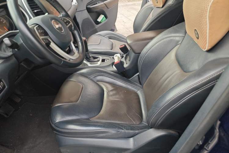 Used Jeep Cherokee 2016 2.4L Professional Smart Version Left Front Seat