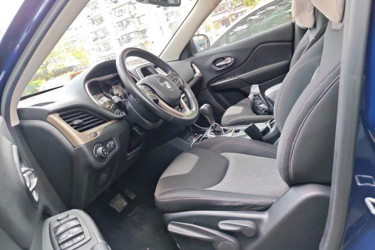Used Jeep Cherokee 2016 2.0L Smart Version Left Front Seat