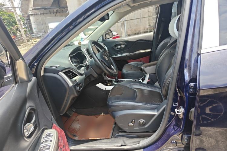 Used Jeep Cherokee 2016 2.4L Superior Edition Left Front Seat