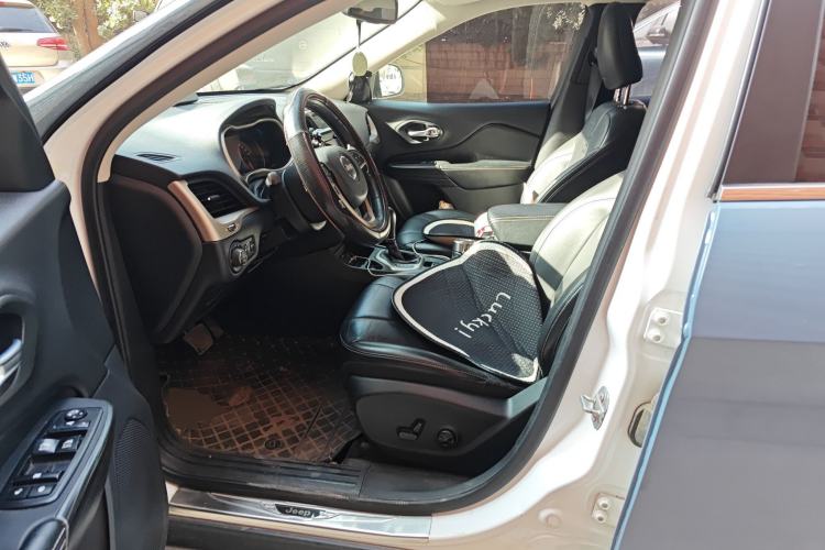 Used Jeep Cherokee 2016 2.4L Leading Edition Left Front Seat