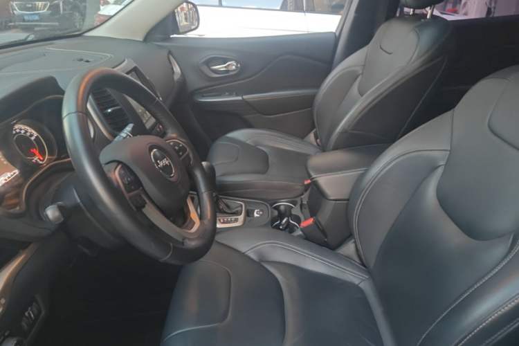 Used Jeep Cherokee 2016 2.0L Superior Edition Left Front Seat
