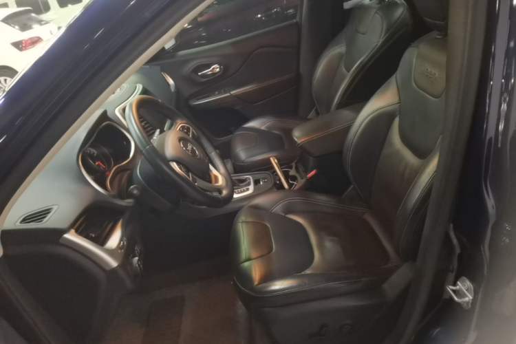 Used Jeep Cherokee 2016 2.4L Professional Smart Version Left Front Seat