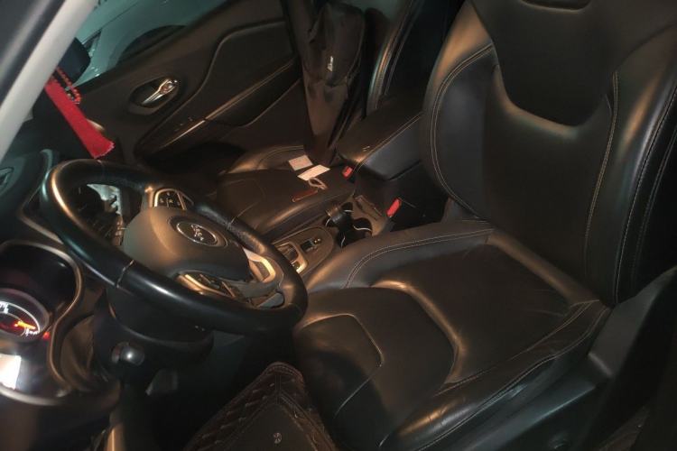 Used Jeep Cherokee 2016 2.0L Superior Edition Left Front Seat
