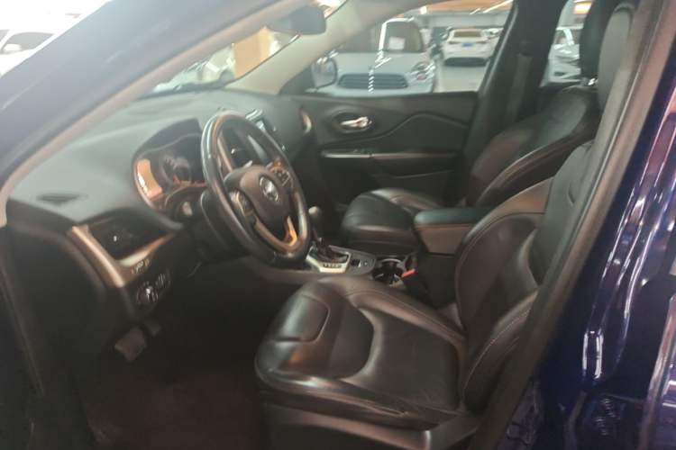 Used Jeep Cherokee 2016 2.0L Superior Edition Left Front Seat