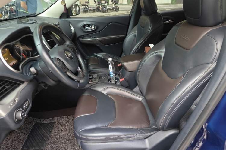 Used Jeep Cherokee 2016 2.4L Professional Smart Version Left Front Seat