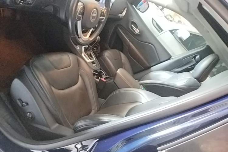 Used Jeep Cherokee 2016 2.4L Professional Edition Left Front Seat