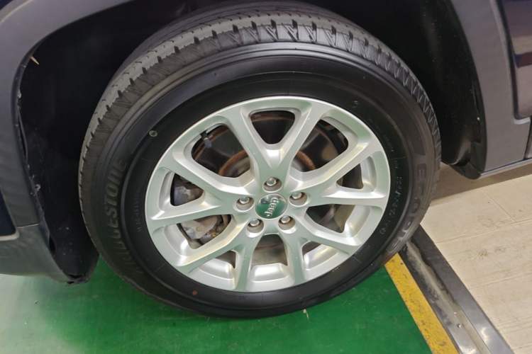 Used Jeep Cherokee 2016 2.4L Leading Smart Version Left Front Wheel Hub