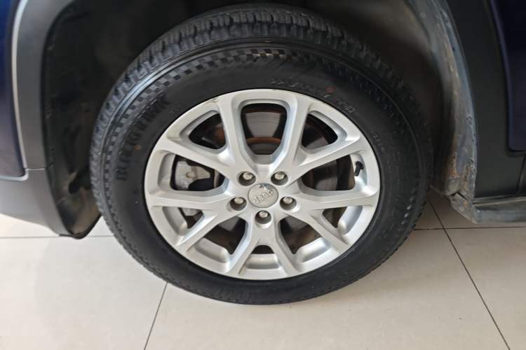 Used Jeep Cherokee 2016 2.0L Superior Edition Left Front Wheel Hub