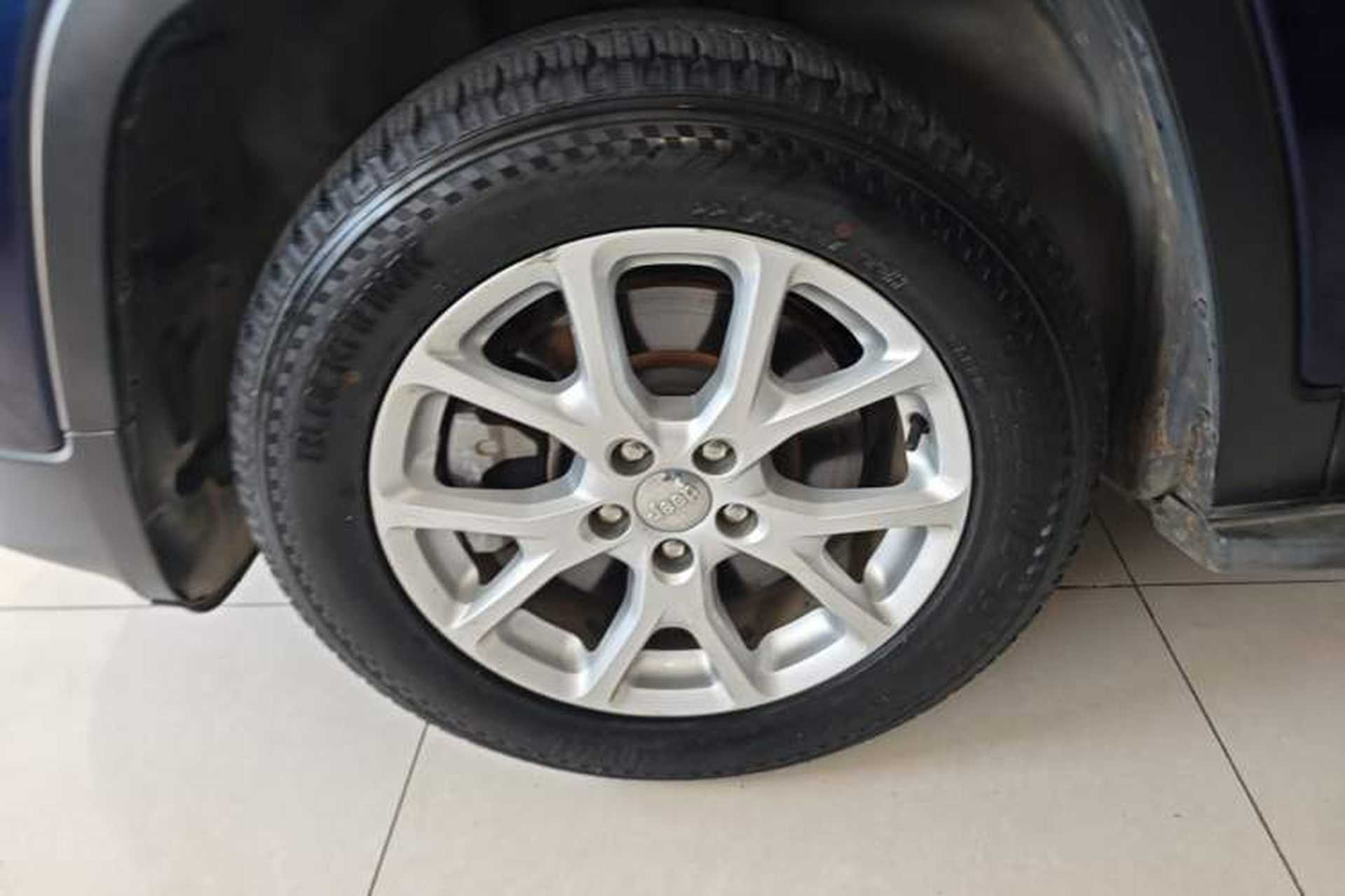 Used Jeep Cherokee 2016 2.0L Superior Edition Left Front Wheel Hub
