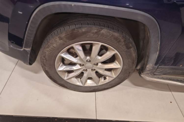 Used Jeep Cherokee 2016 2.4L Superior Edition Left Front Wheel Hub