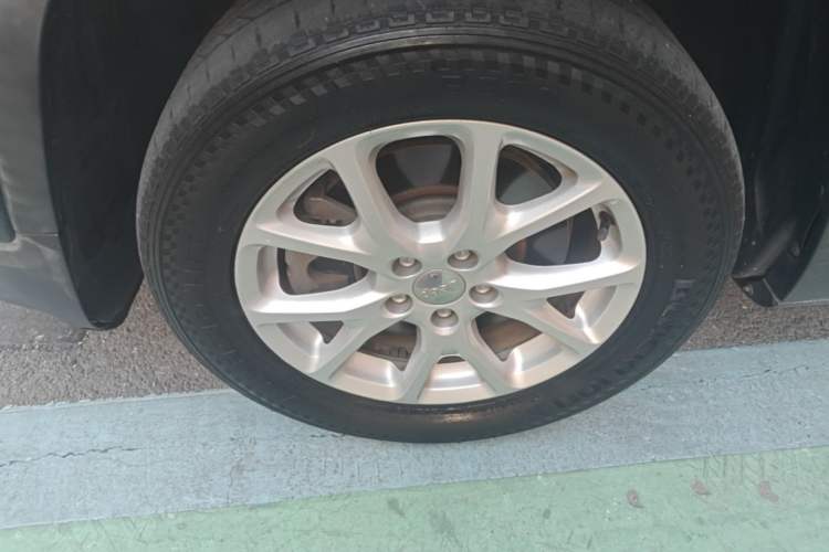 Used Jeep Cherokee 2016 2.0L Superior Edition Left Front Wheel Hub