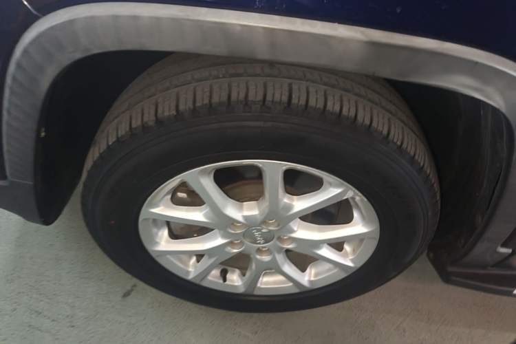 Used Jeep Cherokee 2016 2.0L Superior Edition Left Front Wheel Hub
