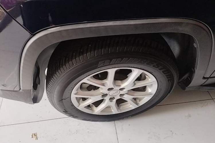 Used Jeep Cherokee 2016 2.4L Professional Edition Left Front Wheel Hub
