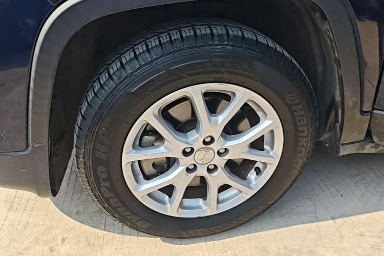 Used Jeep Cherokee 2016 2.4L Professional Edition Left Front Wheel Hub