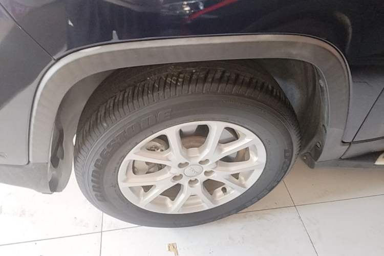 Used Jeep Cherokee 2016 2.4L Professional Edition Left Front Wheel Hub