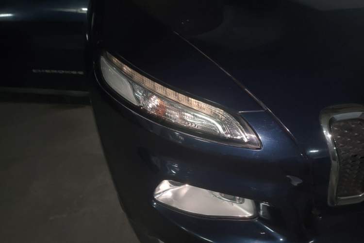 Used Jeep Cherokee 2016 2.0L Superior Edition Right Front Headlight