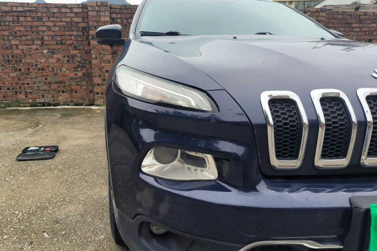 Used Jeep Cherokee 2016 2.4L Professional Edition Right Front Headlight