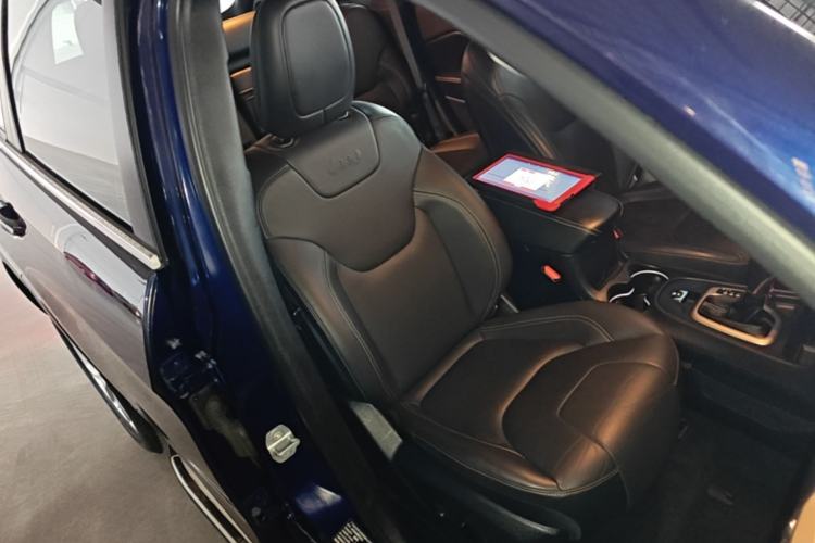 Used Jeep Cherokee 2016 2.0L Superior Edition Right Front Seat