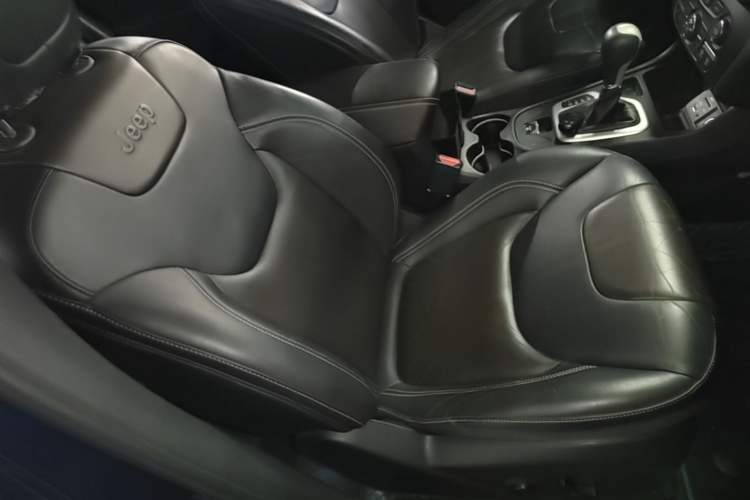 Used Jeep Cherokee 2016 2.4L Leading Smart Version Right Front Seat
