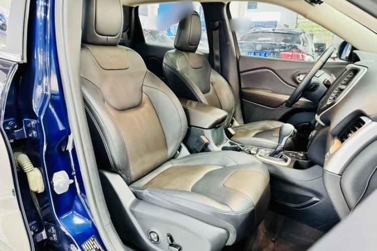 Used Jeep Cherokee 2016 2.4L Superior Edition Right Front Seat