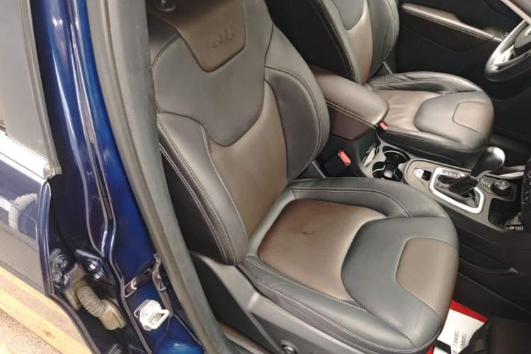 Used Jeep Cherokee 2016 2.4L Professional Smart Version Right Front Seat