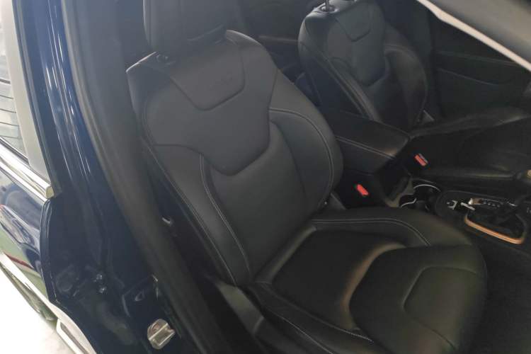 Used Jeep Cherokee 2016 2.4L Superior Edition Right Front Seat