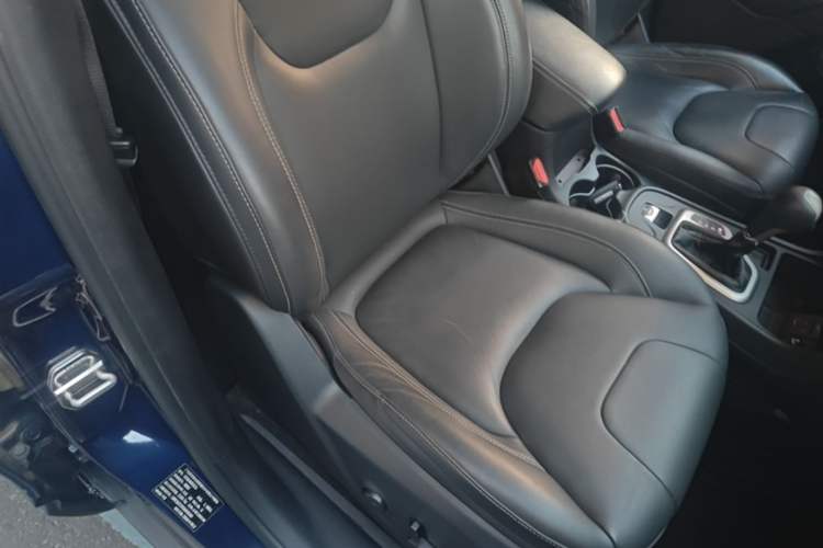 Used Jeep Cherokee 2016 2.0L Superior Edition Right Front Seat