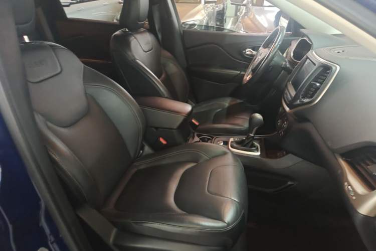 Used Jeep Cherokee 2016 2.0L Superior Edition Right Front Seat
