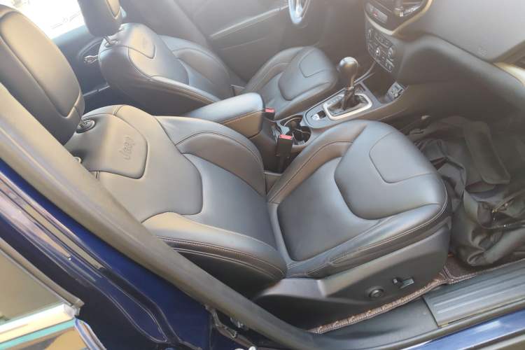 Used Jeep Cherokee 2016 2.4L Leading Smart Version Right Front Seat