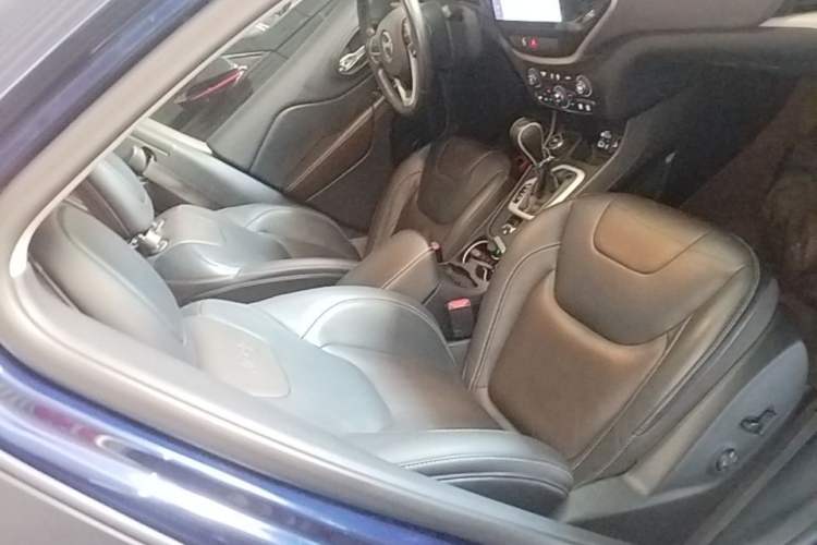Used Jeep Cherokee 2016 2.4L Professional Edition Right Front Seat