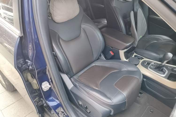 Used Jeep Cherokee 2016 2.4L Superior Edition Right Front Seat